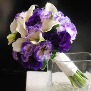 свадебный букет из фиолетовых эустом и калл