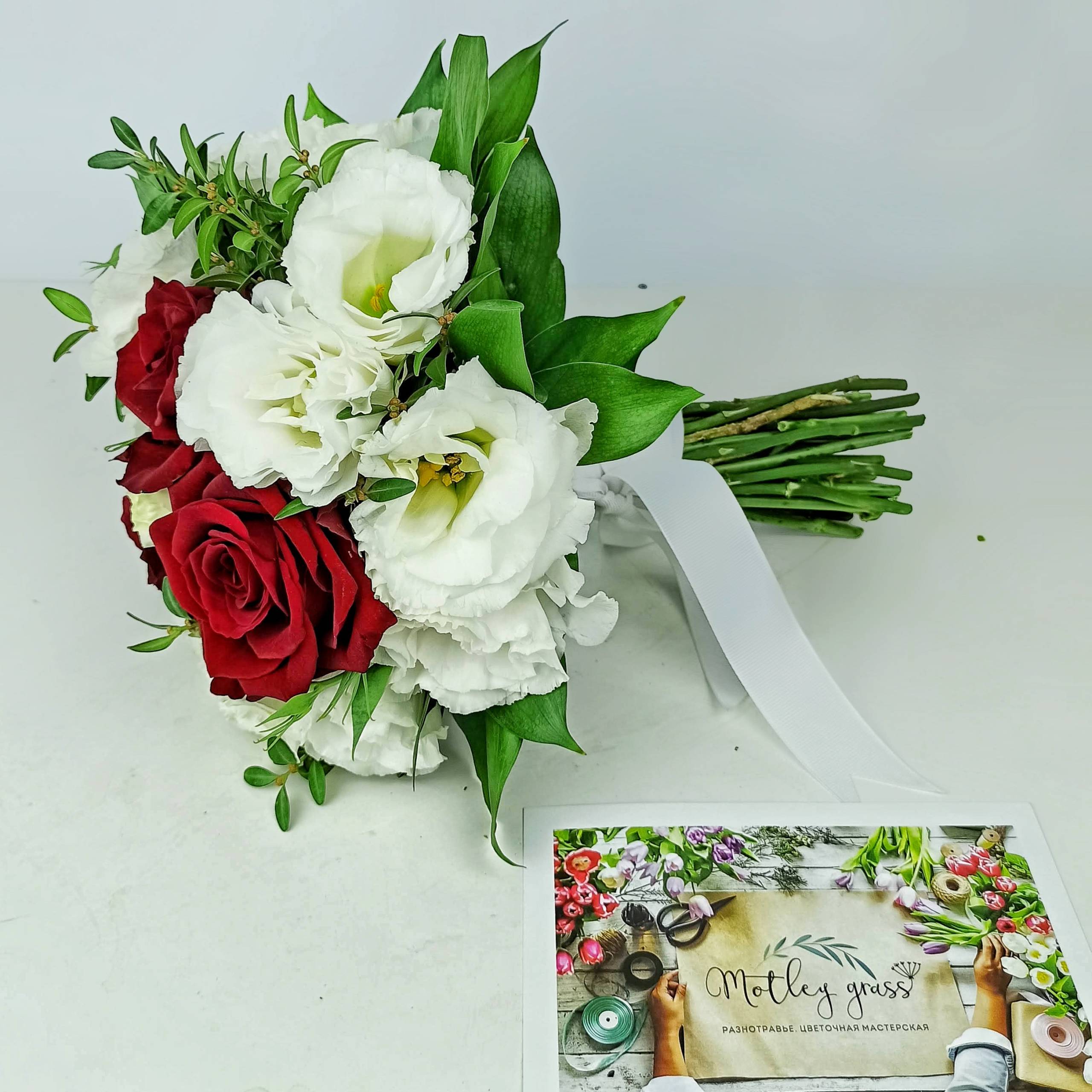 Букет невесты красные розы и белая эустома