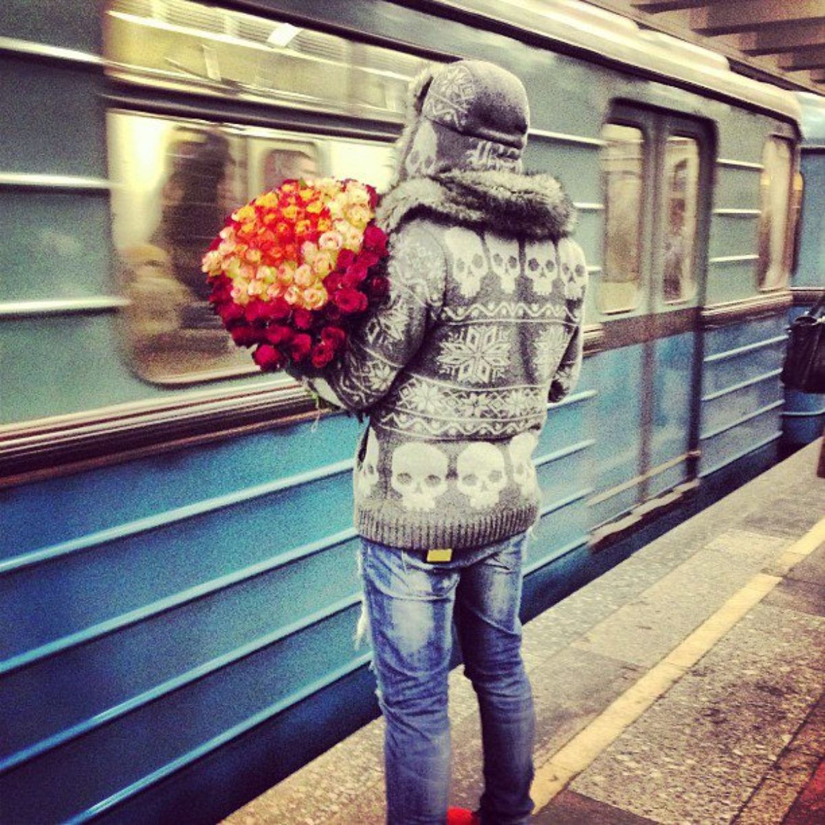 на вокзале с цветами