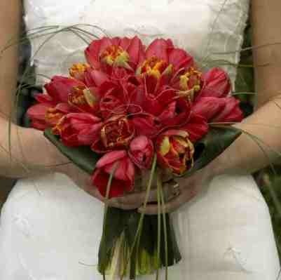 Букет невесты из красных тюльпанов