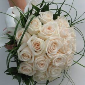 букет невесты из белых роз