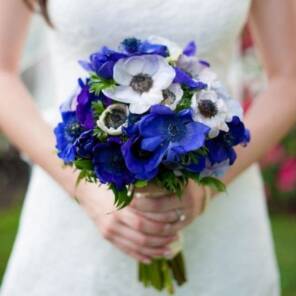 Букет невесты из синих и белых анемонов