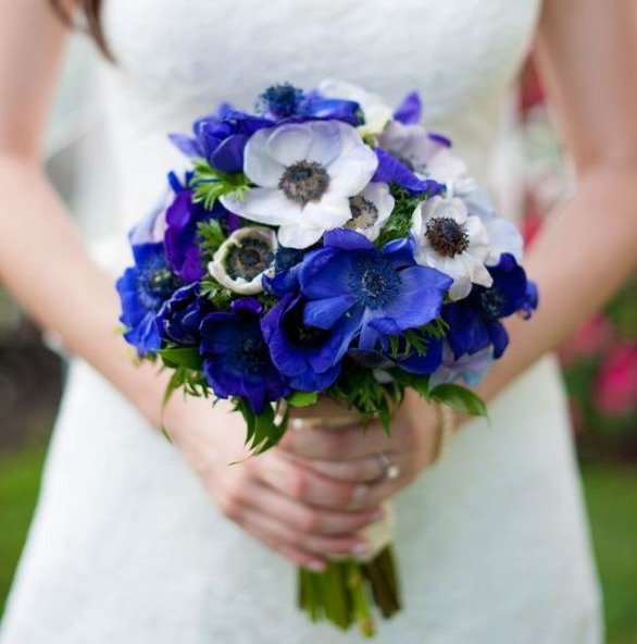 Букет невесты из синих и белых анемонов