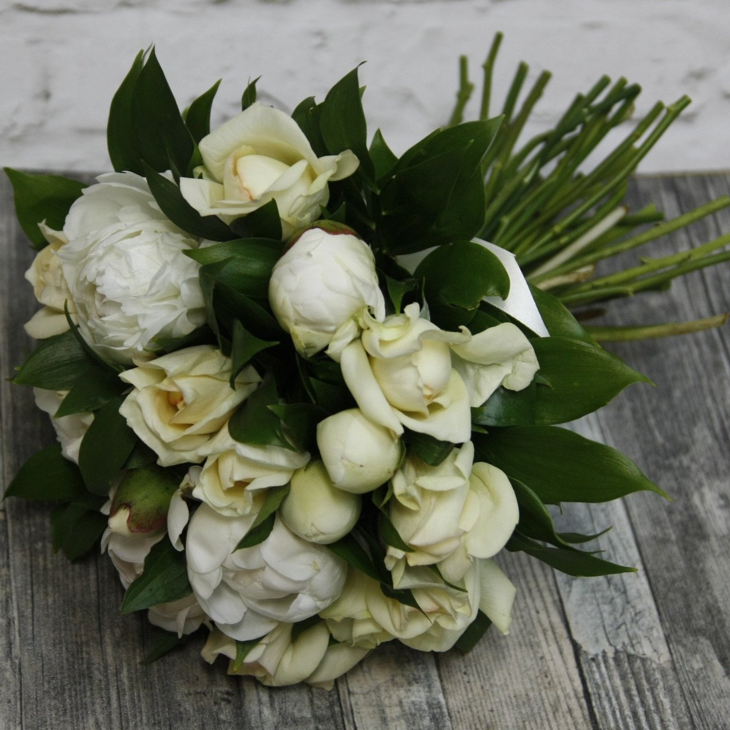 Фото букет цветов с белым пионом в зеленой вазе