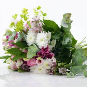 Розовые альстромерии и белые хризантемы