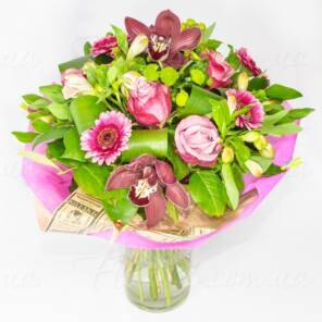 Розовые альстромерии с орхидеями и розами