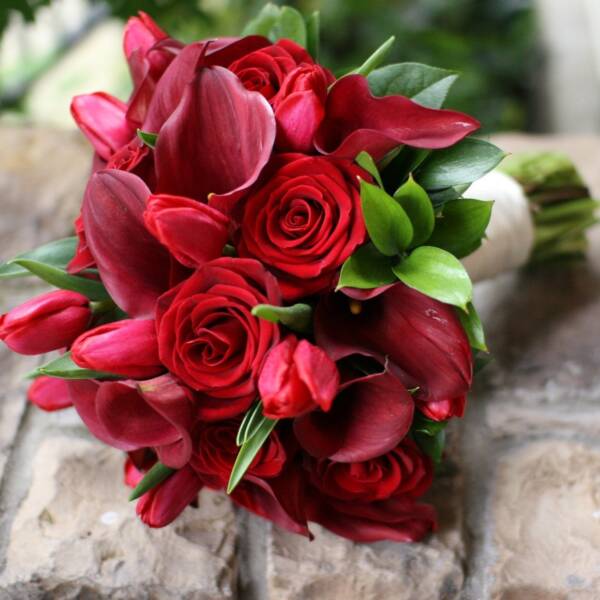 Букет для невесты из красных калл и роз