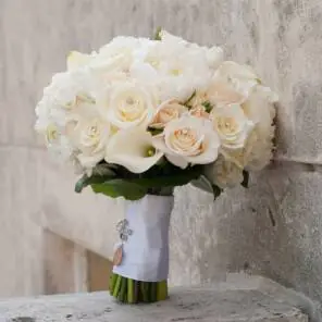 Шикарный букет невесты из роз, калл и гортензии