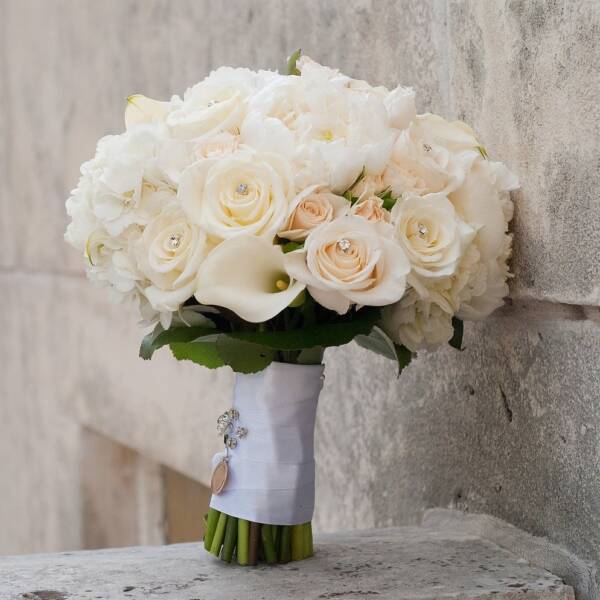 Шикарный букет невесты из роз, калл и гортензии