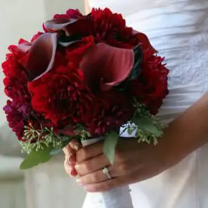 Букет невесты из красных калл, георгин и роз