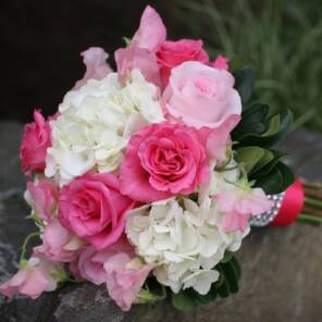 Розовый букет невесты с гортензией и розами
