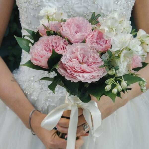 Букет невесты из пионовидных роз Майра Роуз и дельфиниума