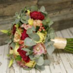 свадебный букет из роз и эустом