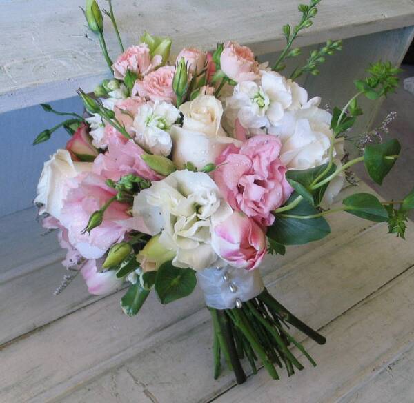 букет невесты из эустомы и кустовой розы